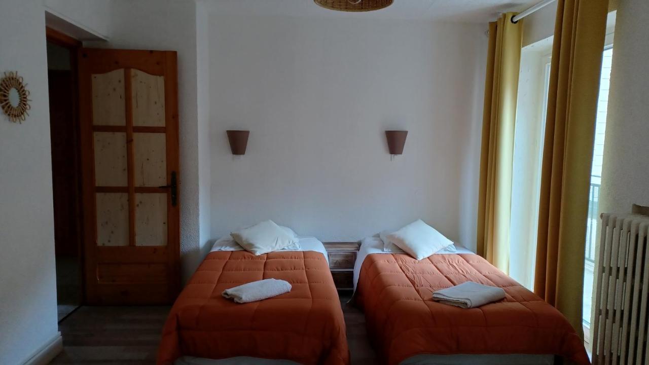 APPARTEMENT, LA ROUTE DES GRANDES ALPES , 8 couchages, GARAGE pour motards, cyclistes, POSSIBILITÉ de studios supplémentaires, si plus de 8 personnes Fourneaux  Esterno foto